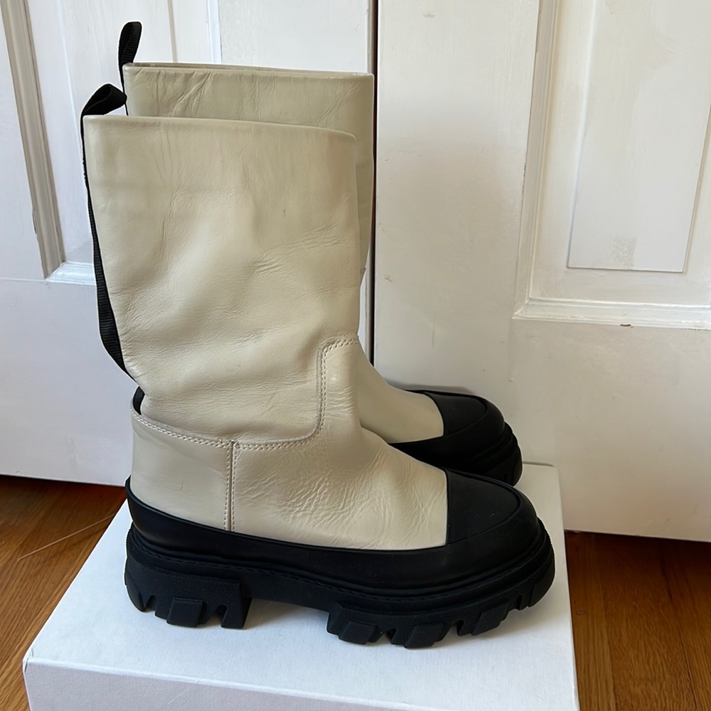 Very Rare Ivory Tubular chunky-sole boots Lugg by GANNI
Size 38 Brand new